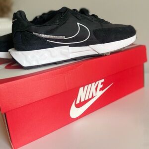 Nike waffle shoes in black- new with tags